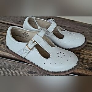 FOOTMATES SZ 1Y VGUC WHITE Classic cut out hard bottom shoes double buckle